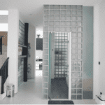 Keindahan ruang mandi dengan glass block